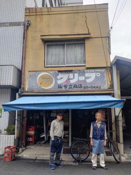 お店の顔と、店主さんの顔。ザ市場なファサードです。